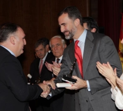 Don Felipe entrega la acreditación en la categoría de Turismo y Gastronomia al cocinero José Andrés Puerta